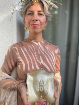 Yoni Casting Experience – An Initiation. A Return to your Vulva. A Ceremony of deep Self-Love.