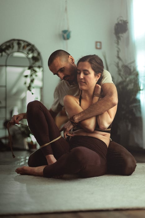 Learn how to tie a person up safely and sensually, for couples — photo 2 by Martijn